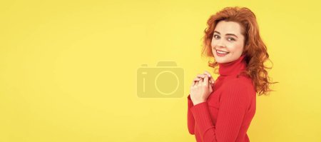 Frau isoliert Gesicht Porträt, Banner mit Kopierraum. glücklich rothaarige Frau mit lockigem Haar lächelnd auf gelbem Hintergrund, Schönheit