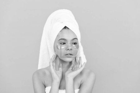 Foto de Adolescente chica en ducha toalla con parche para los ojos. - Imagen libre de derechos