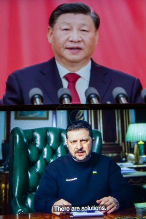 Foto de Kiev, Ucrania - 16 de marzo de 2023: El presidente ucraniano Volodymyr Zelenskyy en la pantalla del teléfono desde la presidencia, el presidente chino Xi Jinping en segundo plano. - Imagen libre de derechos
