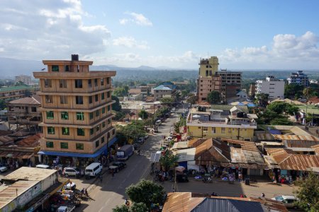 Téléchargez les photos : Ville de Moshi en Tanzanie, près du Mont Kilimandjaro - photographie de rue urbaine - routes et bâtiments publics d'Afrique - en image libre de droit