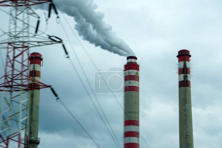 Chimeneas humeantes de la central eléctrica de carbón - contaminación atmosférica - cielo oscuro - calentamiento global