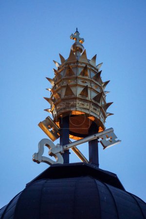 Foto de Detalle de la corona dorada con llaves en el techo de la torre histórica de Hradec Kralove (República Checa) - Imagen libre de derechos