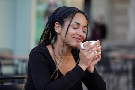 Foto de Mujer feliz disfrutando de un café en una terraza bar - Imagen libre de derechos