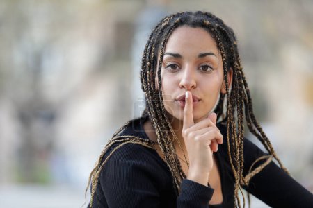 Foto de Joven hermosa mujer ha puesto dedo índice a los labios como signo de silencio - Imagen libre de derechos