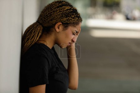Foto de Vista lateral de una mujer deprimida sosteniendo su cabeza en frustración - Imagen libre de derechos