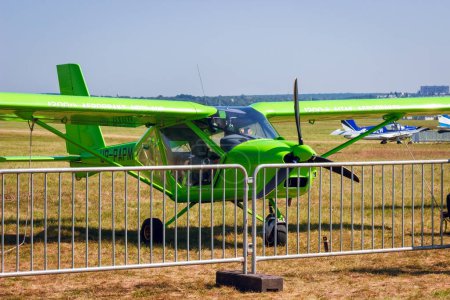 Téléchargez les photos : Avion Aeroprakt-22LS à l'aérodrome. - en image libre de droit