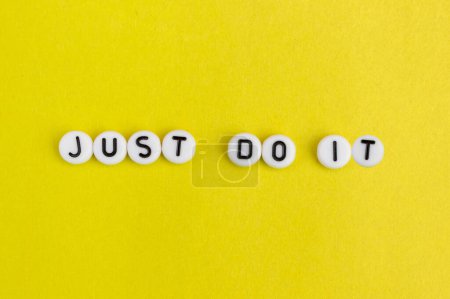 Die Aufschrift Just do it on a yellow background. Das Konzept der Motivation, Ideen, Inspiration.