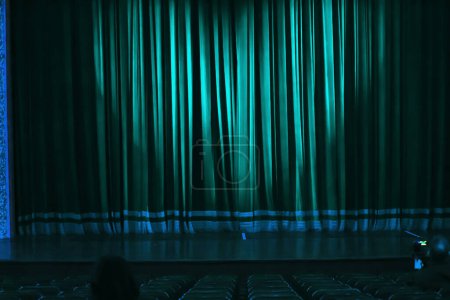 Foto de Sala de conciertos azul vacío con una cortina - Imagen libre de derechos
