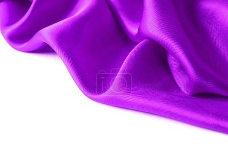 Photo pour Tissu violet sur fond blanc : prise de vue studio de tissu riche et élégant - image libre de droit