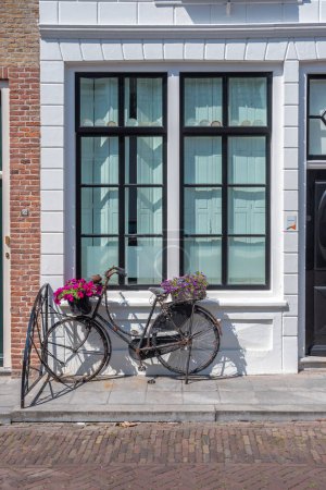 Foto de Fachadas de casas históricas en el Poststraat. Zierikzee en la provincia de Zelanda en los Países Bajos - Imagen libre de derechos