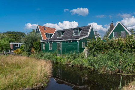 Foto de Paisaje urbano en el distrito de Zaandam Kalferpolder. Provincia de Holanda Septentrional en Holanda - Imagen libre de derechos