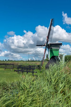 Foto de Molino de viento histórico De Hadel en el museo al aire libre Zaanse Schans en Zaandam. Provincia de Holanda Septentrional en Holanda - Imagen libre de derechos