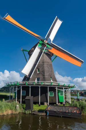 Foto de Molino de viento histórico Het Jonge Schaap en el museo al aire libre Zaanse Schans en Zaandam. Provincia de Holanda Septentrional en Holanda - Imagen libre de derechos