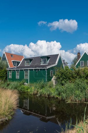 Foto de Paisaje urbano en el distrito de Zaandam Kalferpolder. Provincia de Holanda Septentrional en Holanda - Imagen libre de derechos
