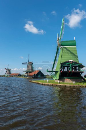 Foto de Escena rural con molinos de viento históricos en el museo al aire libre Zaanse Schans en Zaandam. Provincia de Holanda Septentrional en Holanda - Imagen libre de derechos