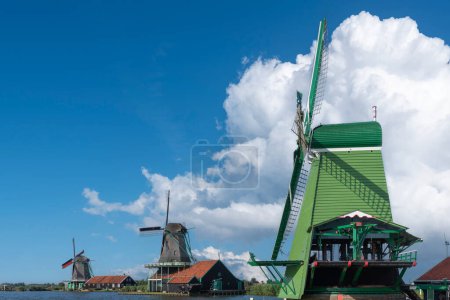 Foto de Escena rural con molinos de viento históricos en el museo al aire libre Zaanse Schans en Zaandam. Provincia de Holanda Septentrional en Holanda - Imagen libre de derechos