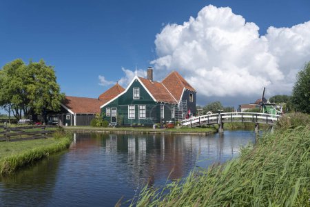 Foto de Escena rural en el museo al aire libre Zaanse Schans en Zaandam. Provincia de Holanda Septentrional en Holanda - Imagen libre de derechos