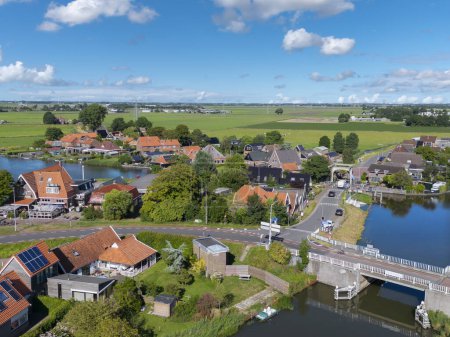 Foto de Vista aérea en Ursem con vistas a los diques Huygendijk y Drechterlandsedijk. Provincia de Holanda Septentrional en Holanda - Imagen libre de derechos