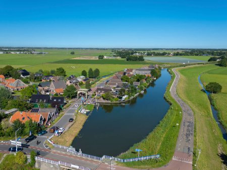 Foto de Vista aérea sobre los tres diques Huygendijk, Drechterlandsedijk y Schermerdijk en Ursem. Provincia de Holanda Septentrional en Holanda - Imagen libre de derechos