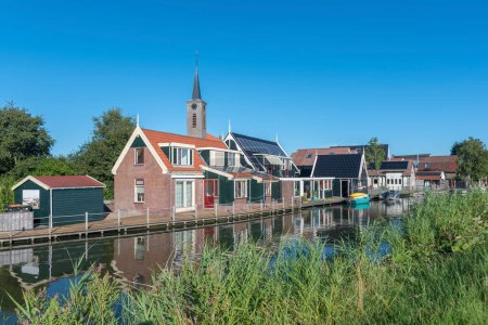Blick vom Schermerdijk auf das Dorf Ursem. Provinz Nordholland in den Niederlanden