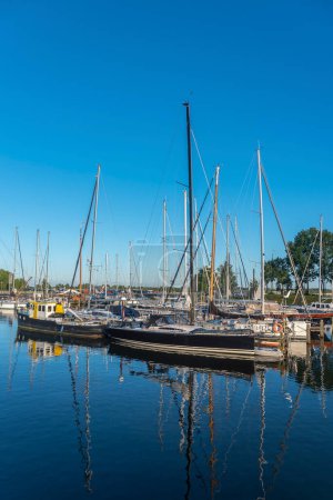 Téléchargez les photos : Yachts à voile à Krabbershaven à Enkhuizen. Province de Hollande Septentrionale aux Pays-Bas - en image libre de droit
