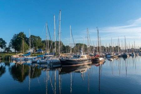 Téléchargez les photos : Yachts à voile à Krabbershaven à Enkhuizen. Province de Hollande Septentrionale aux Pays-Bas - en image libre de droit
