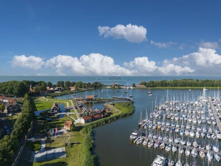 Téléchargez les photos : Vue aérienne avec Zuiderzeemuseum, Compagnieshaven et IJsselmeer. Enkhuizen dans la province de Hollande-Septentrionale aux Pays-Bas - en image libre de droit