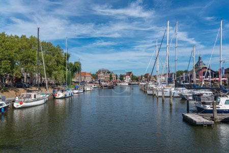 Téléchargez les photos : Yachts à voile dans le vieux port d'Enkhuizen. Province de Hollande Septentrionale aux Pays-Bas - en image libre de droit
