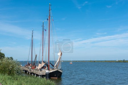 Téléchargez les photos : Voiliers traditionnels à la jetée en face d'Enkhuize. Province de Hollande Septentrionale aux Pays-Bas - en image libre de droit