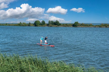 Téléchargez les photos : Debout Paddler sur l'IJsselmeer. Enkhuizen dans la province de Hollande-Septentrionale aux Pays-Bas - en image libre de droit
