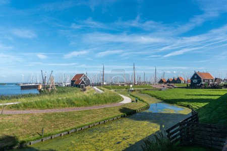 Foto de Conjunto de casas de pescadores históricos en el Zuiderzeemuseum. Enkhuizen en la provincia de Holanda del Norte en los Países Bajos - Imagen libre de derechos
