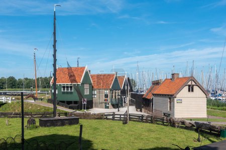 Téléchargez les photos : Ensemble avec des maisons de pêcheurs historiques dans le Zuiderzeemuseum. Enkhuizen dans la province de Hollande-Septentrionale aux Pays-Bas - en image libre de droit