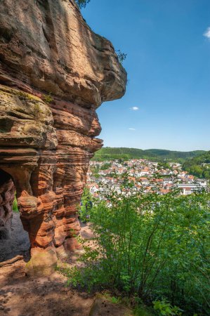 Téléchargez les photos : Monument naturel Bruderfelsen sur le sentier rocheux Rodalber à Rodalben. Région Palatinat dans l'État fédéral de Rhénanie Palatinat en Allemagne - en image libre de droit