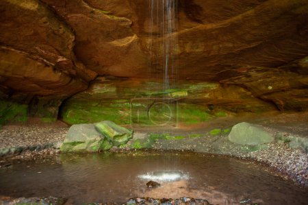 Téléchargez les photos : Monument naturel inférieur Bear Cave sur le Rodalber rocher-randonnée-sentier à Rodalben. Région Palatinat dans l'État fédéral de Rhénanie Palatinat en Allemagne - en image libre de droit