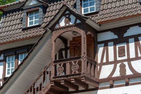 Foto de Ventanilla y fachada de entramado de madera en el casco antiguo de Dorrenbach. Región Palatinado en el estado federal de Renania-Palatinado en Alemania - Imagen libre de derechos