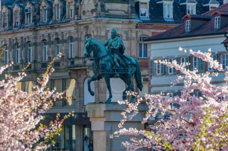 Foto de Estatua ecuestre del príncipe regente Luitpold en la plaza del ayuntamiento de Landau. Región Palatinado en el estado federal de Renania-Palatinado en Alemania - Imagen libre de derechos