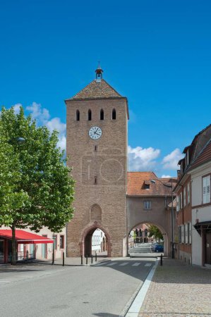 Téléchargez les photos : Reste de l'ancien mur de la ville à Haguenau, ici tour chevaliers. Département du Bas-Rhin en région Alsace - en image libre de droit