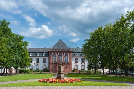 Téléchargez les photos : Hôtel de ville de style néo-baroque à Haguenau. Département du Bas-Rhin en région Alsace - en image libre de droit