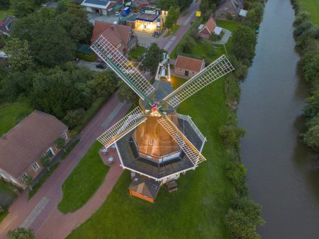 Téléchargez les photos : Vue aérienne de moulins jumeaux à Old Greetsieler Sieltief à Greetsiel. Etat de Basse-Saxe en Allemagne - en image libre de droit
