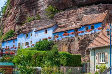 Foto de Eschbourg, Francia - 27 de julio de 2021: Historic rock dwellings, Maison des rochers, in Graufthal. Departamento de Bajo Rin en la región de Alsacia, Francia - Imagen libre de derechos