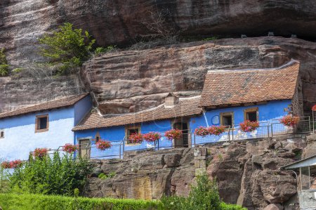Foto de Eschbourg, Francia - 27 de julio de 2021: Historic rock dwellings, Maison des rochers, in Graufthal. Departamento de Bajo Rin en la región de Alsacia, Francia - Imagen libre de derechos