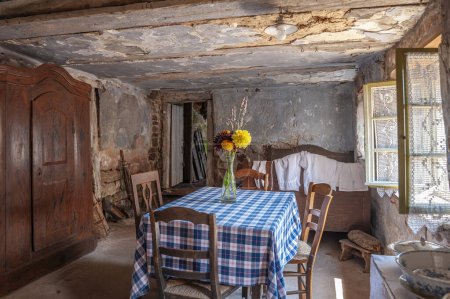 Foto de Eschbourg, Francia - 27 de julio de 2021: Interior de las históricas viviendas rupestres, Maison des Rochers, en Graufthal. Departamento de Bajo Rin en la región de Alsacia, Francia - Imagen libre de derechos