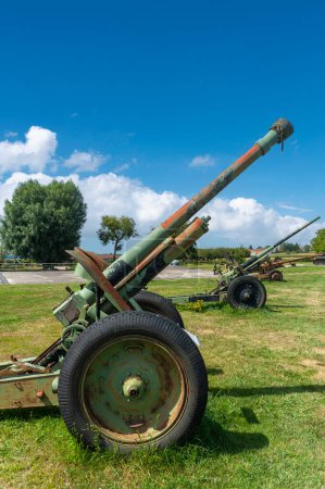 Foto de Hatten, Francia - 20 de agosto de 2021: Armas de artillería de la Segunda Guerra Mundial en Musee de l 'Abri en Hatten, departamento de Bajo Rin en la región de Alsacia, Francia - Imagen libre de derechos