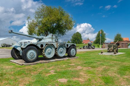 Foto de Hatten, Francia - 20 de agosto de 2021: Exposición del tanque de reconocimiento EBR Panhard en Musee de l Abri en Hatten. Departamento de Bajo Rin en la región de Alsacia, Francia - Imagen libre de derechos