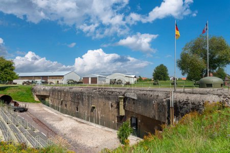 Foto de Hatten, Francia - 20 de agosto de 2021: Búnker y gran refugio en Musee de l Abri en Hatten. Departamento de Bajo Rin en la región de Alsacia, Francia - Imagen libre de derechos