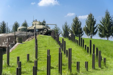 Foto de Hatten, Francia - 05 de mayo de 2022: Reconstrucción de la casamata de Esch cerca de Hatten como parte de Maginot Line con carcasa de alambre de púas, rieles antitanque y tanques M4 Sherman. Departamento de Bajo Rin en la región de Alsacia, Francia - Imagen libre de derechos