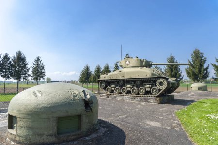 Foto de Hatten, Francia - 05 de mayo de 2022: Esch casemate escucha a Hatten como parte de Maginot Line. Aquí M4 Sherman tanque entre dos torretas de ametralladora. Departamento de Bajo Rin en la región de Alsacia, Francia - Imagen libre de derechos