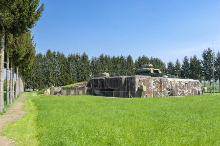 Foto de Hatten, Francia - 05 de mayo de 2022: Esch casemate near Hatten as part of former Maginot Line. Aquí búnker con tanques Sherman M4. Departamento de Bajo Rin en la región de Alsacia, Francia - Imagen libre de derechos