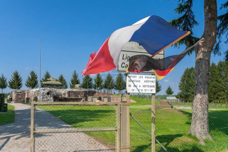Foto de Hatten, Francia - 05 de mayo de 2022: Esch casemate near Hatten as part of former Maginot Line. Aquí zona de entrada con búnker y tanque M4 Sherman. Departamento de Bajo Rin en la región de Alsacia, Francia - Imagen libre de derechos