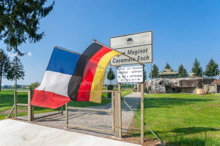 Foto de Hatten, Francia - 05 de mayo de 2022: Esch casemate near Hatten as part of former Maginot Line. Aquí zona de entrada con búnker y tanque M4 Sherman. Departamento de Bajo Rin en la región de Alsacia, Francia - Imagen libre de derechos
